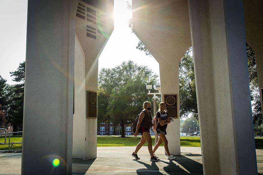 A pair of Northwest students walk under the Memorial Bell Tower on the University's Maryville campus last fall. (摄影:Todd Weddle/<a href='http://tlaabq.bzga110.com'>威尼斯人在线</a>)