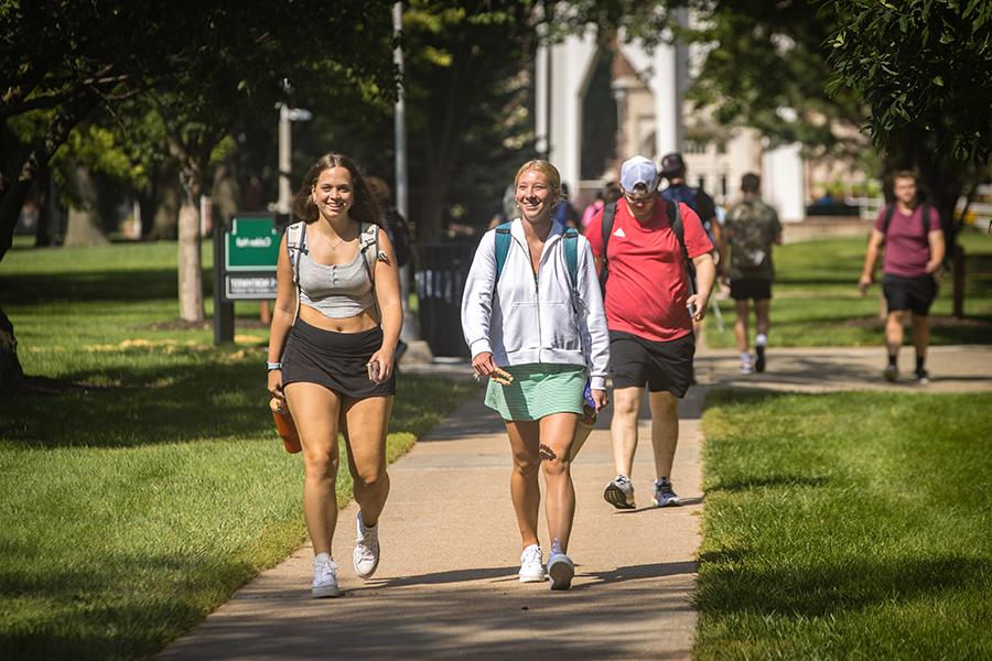 Northwest students cross the main campus in Maryville during the first day of fall classes in August. (Photo by Lauren Adams/<a href='http://tlaabq.bzga110.com'>威尼斯人在线</a>)