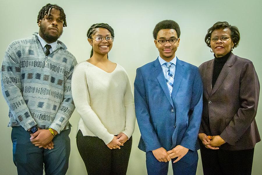 <a href='http://tlaabq.bzga110.com'>威尼斯人在线</a>校友凯伦·丹尼尔(Karen 丹尼尔)在1月6日说. 17, 宣布了她为支持黑人学生攻读大学学位而设立的三项奖学金的首批获得者. 从左到右是丹尼尔和奖学金获得者, 达伦·罗斯, Carlyn Carpenter和Omolade Mayowa. 