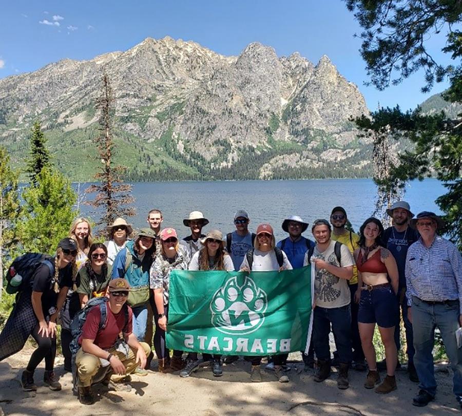 Northwest students and faculty stopped for a photo along Jenny Lake Trail at Grand Teton National Park in Wyoming during a summer tour of national parks. (提交的照片)